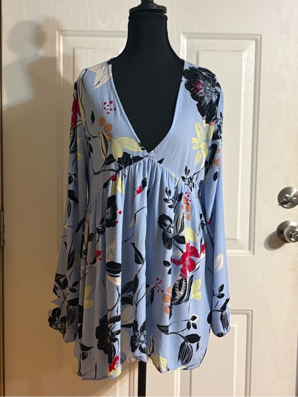 Free People Light Blue Floral V-Neck Tunic size Medium
